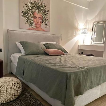Cozy Apartment Opposite The Beach Афины Экстерьер фото