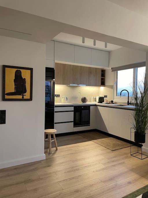 Cozy Apartment Opposite The Beach Афины Экстерьер фото